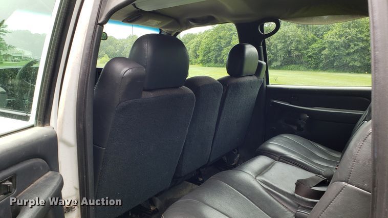 image for item AN9438 2002 Chevrolet Silverado 2500HD Crew Cab pickup truck