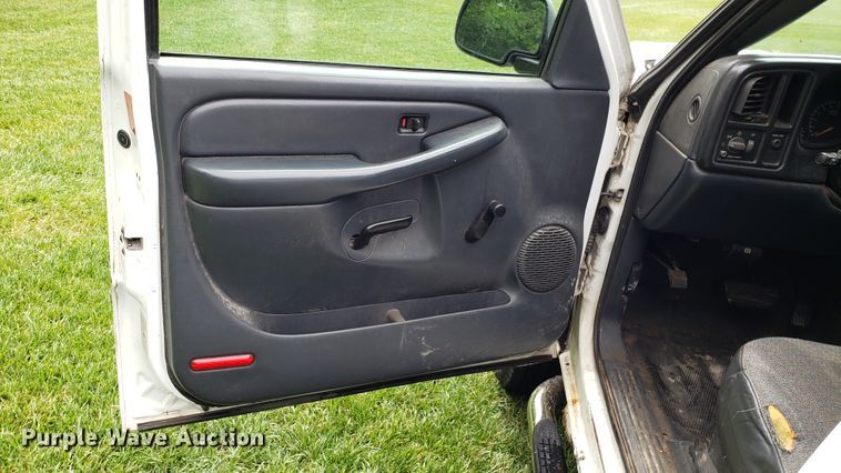 image for item AN9438 2002 Chevrolet Silverado 2500HD Crew Cab pickup truck