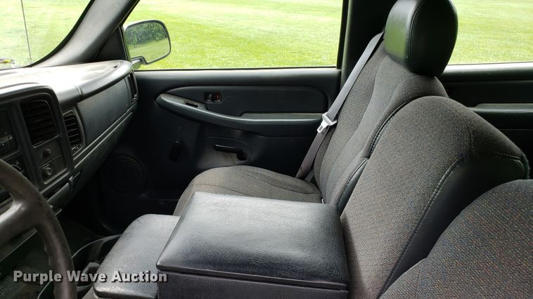 image for item AN9438 2002 Chevrolet Silverado 2500HD Crew Cab pickup truck