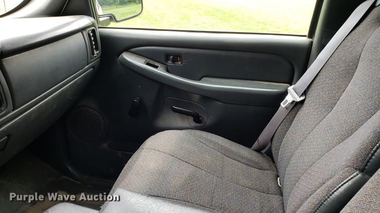 image for item AN9438 2002 Chevrolet Silverado 2500HD Crew Cab pickup truck