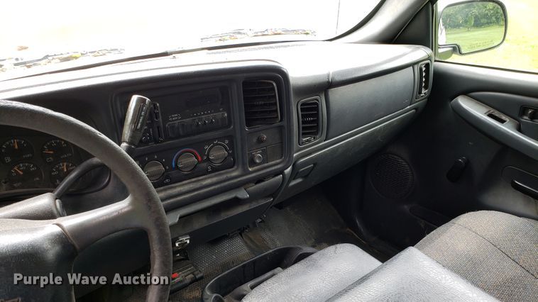 image for item AN9438 2002 Chevrolet Silverado 2500HD Crew Cab pickup truck