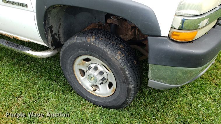 image for item AN9438 2002 Chevrolet Silverado 2500HD Crew Cab pickup truck