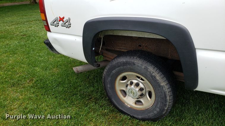 image for item AN9438 2002 Chevrolet Silverado 2500HD Crew Cab pickup truck
