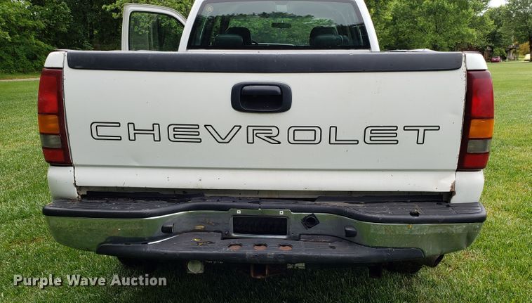 image for item AN9438 2002 Chevrolet Silverado 2500HD Crew Cab pickup truck