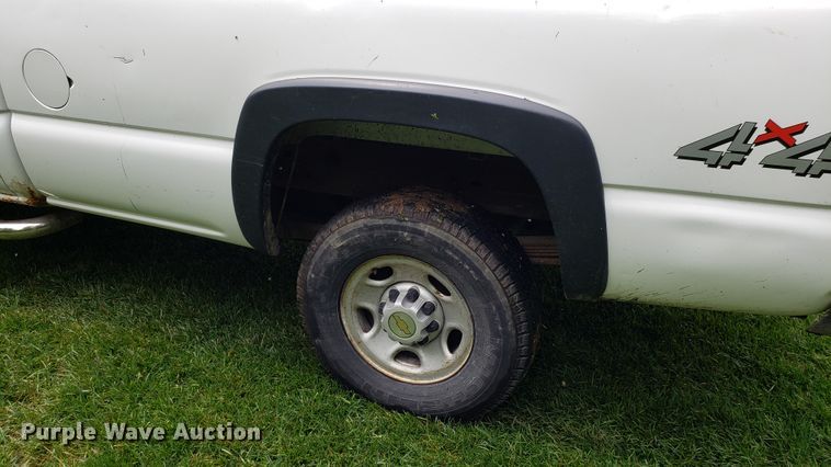 image for item AN9438 2002 Chevrolet Silverado 2500HD Crew Cab pickup truck