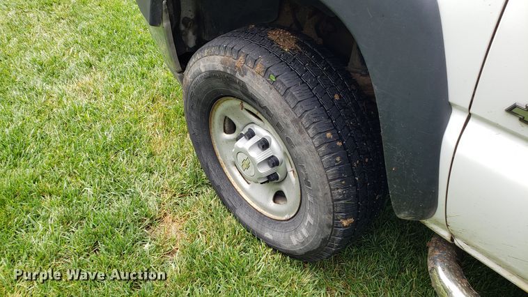 image for item AN9438 2002 Chevrolet Silverado 2500HD Crew Cab pickup truck