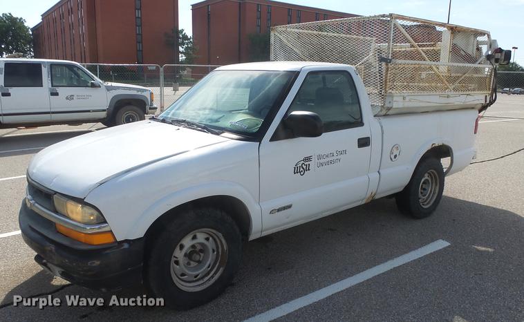 image for item BL9033 2001 Chevrolet S10 pickup truck