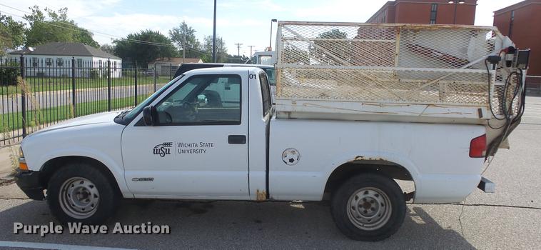 image for item BL9033 2001 Chevrolet S10 pickup truck