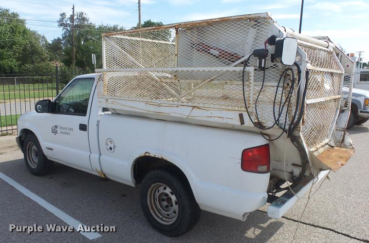 image for item BL9033 2001 Chevrolet S10 pickup truck