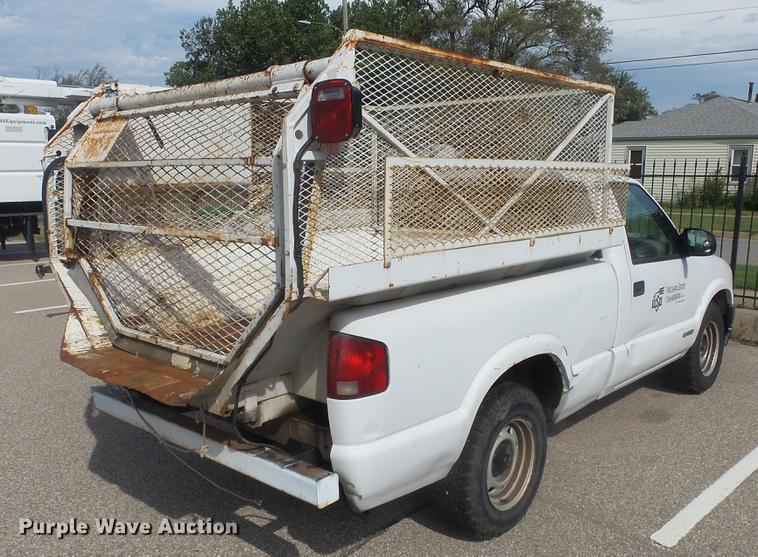 image for item BL9033 2001 Chevrolet S10 pickup truck