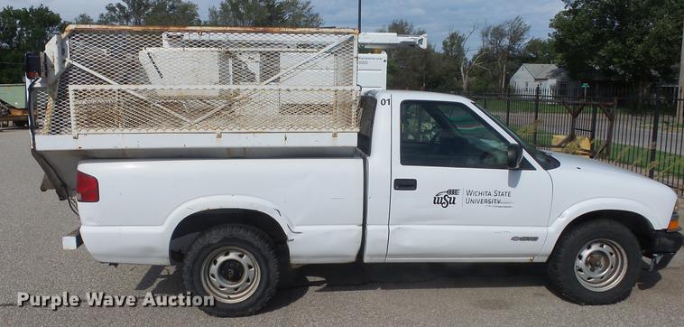 image for item BL9033 2001 Chevrolet S10 pickup truck