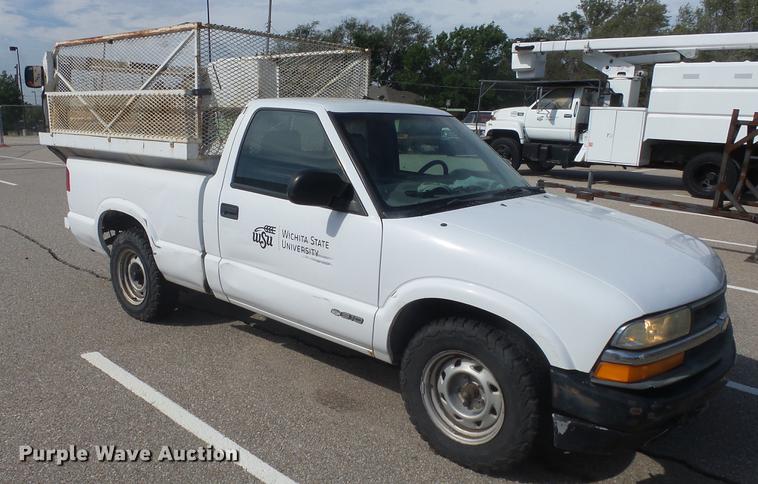 image for item BL9033 2001 Chevrolet S10 pickup truck