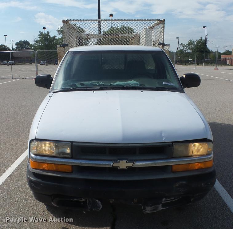 image for item BL9033 2001 Chevrolet S10 pickup truck