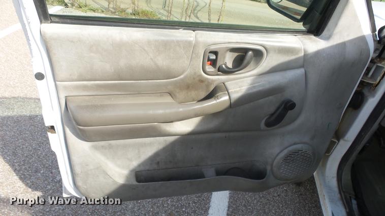 image for item BL9033 2001 Chevrolet S10 pickup truck