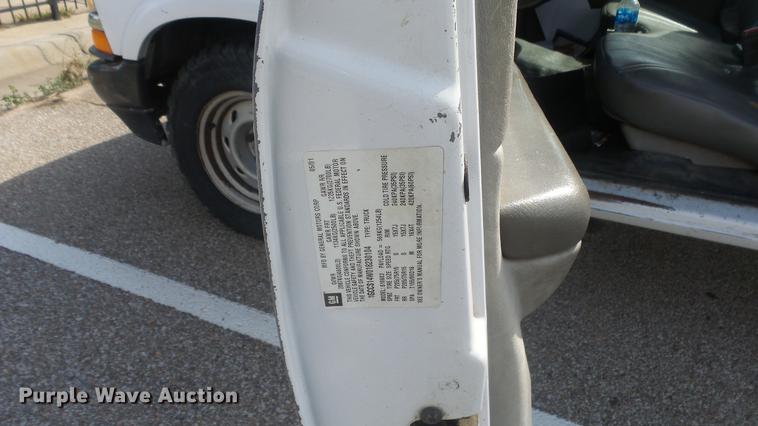 image for item BL9033 2001 Chevrolet S10 pickup truck