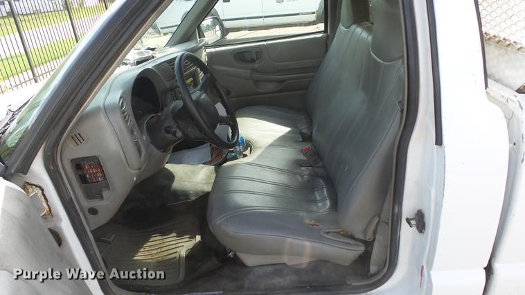 image for item BL9033 2001 Chevrolet S10 pickup truck