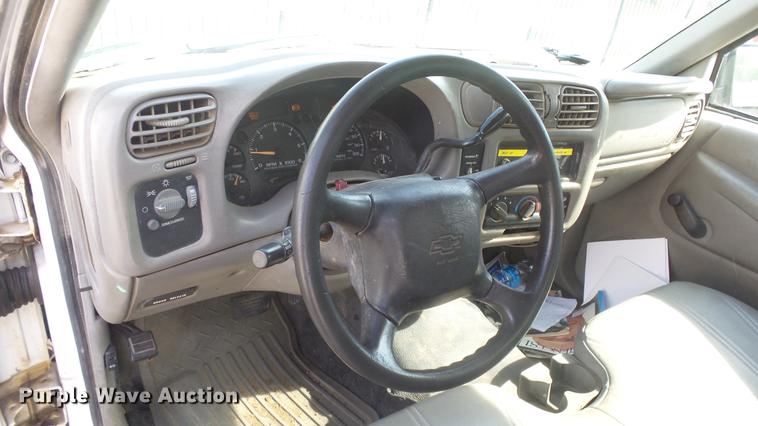 image for item BL9033 2001 Chevrolet S10 pickup truck