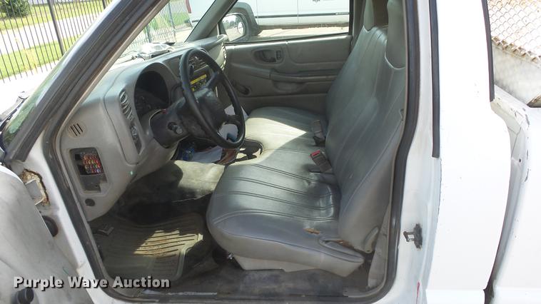 image for item BL9033 2001 Chevrolet S10 pickup truck