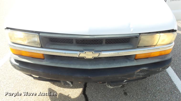 image for item BL9033 2001 Chevrolet S10 pickup truck