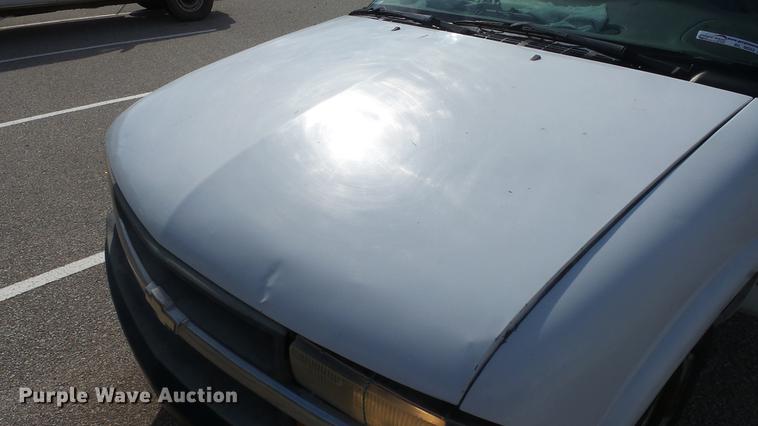 image for item BL9033 2001 Chevrolet S10 pickup truck