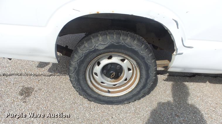 image for item BL9033 2001 Chevrolet S10 pickup truck