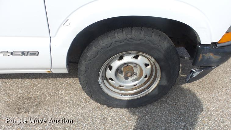 image for item BL9033 2001 Chevrolet S10 pickup truck