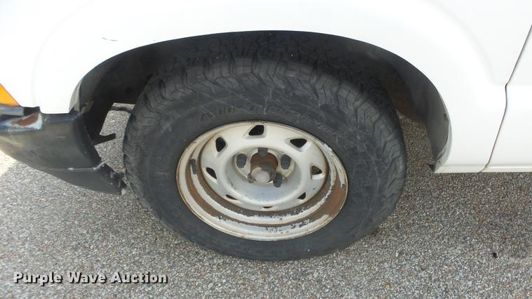 image for item BL9033 2001 Chevrolet S10 pickup truck