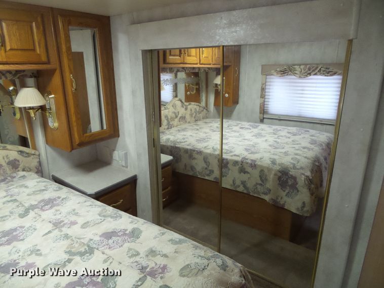 image for item DC5107 2000 Freightliner 38WDD Endeavor Holiday Rambler RV