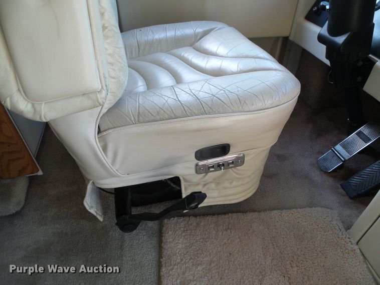 image for item DC5107 2000 Freightliner 38WDD Endeavor Holiday Rambler RV