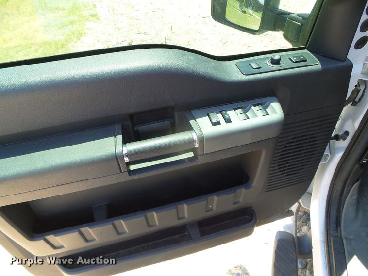 image for item DC5109 2011 Ford F350 Super Duty Lariat Crew Cab pickup truck