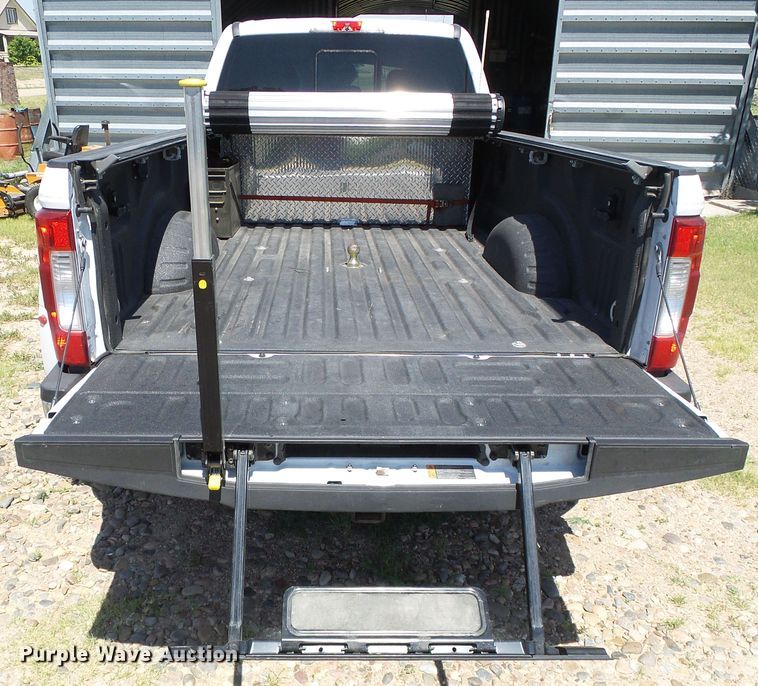 image for item DC5110 2017 Ford F350 Super Duty Lariat Crew Cab pickup truck