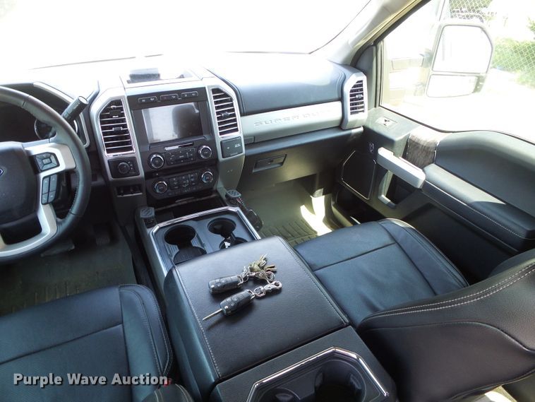 image for item DC5110 2017 Ford F350 Super Duty Lariat Crew Cab pickup truck