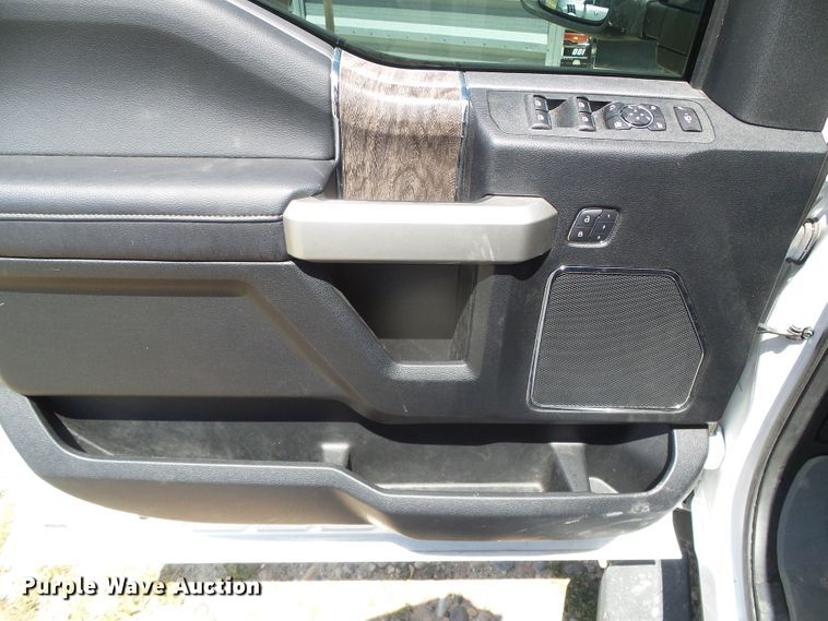 image for item DC5110 2017 Ford F350 Super Duty Lariat Crew Cab pickup truck