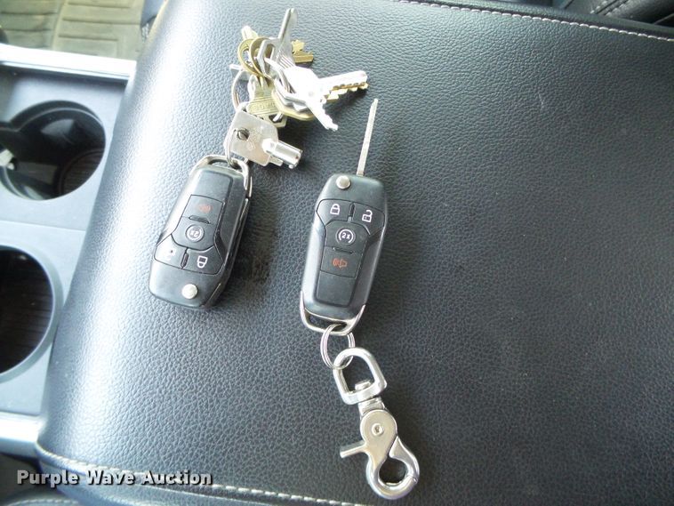 image for item DC5110 2017 Ford F350 Super Duty Lariat Crew Cab pickup truck