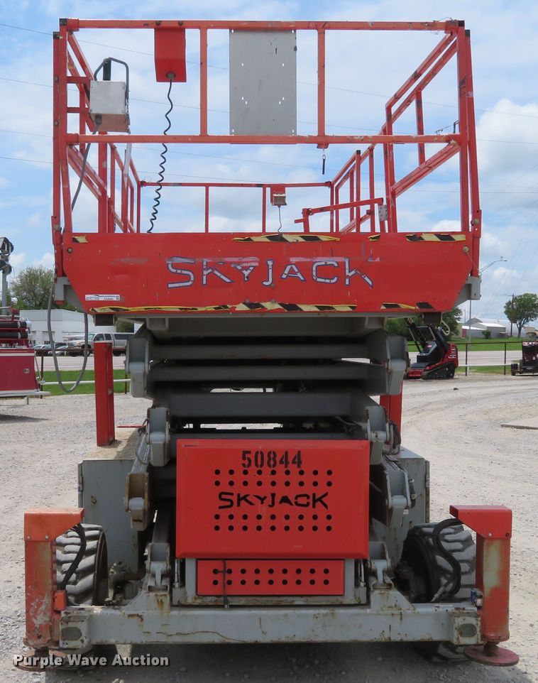 image for item DD7080 2000 Skyjack 9250 scissor lift
