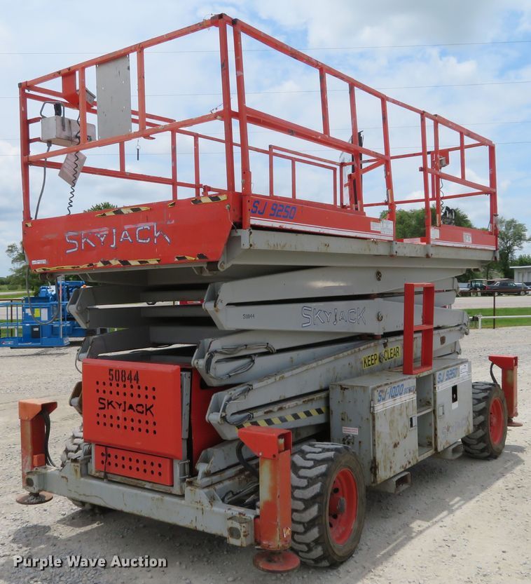 image for item DD7080 2000 Skyjack 9250 scissor lift