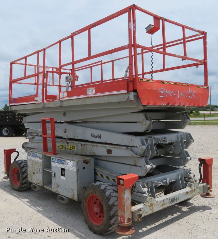 image for item DD7080 2000 Skyjack 9250 scissor lift