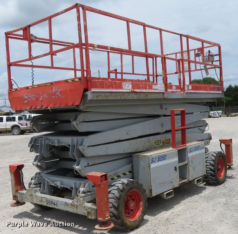image for item DD7080 2000 Skyjack 9250 scissor lift