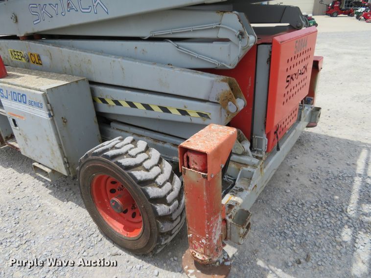 image for item DD7080 2000 Skyjack 9250 scissor lift