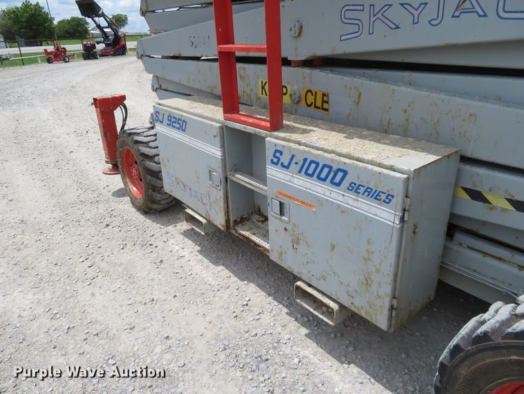 image for item DD7080 2000 Skyjack 9250 scissor lift