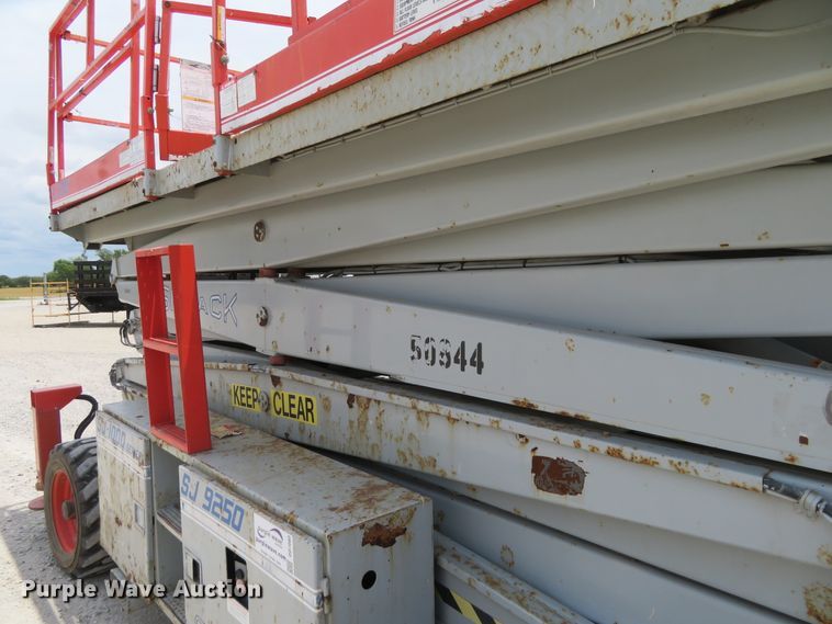 image for item DD7080 2000 Skyjack 9250 scissor lift