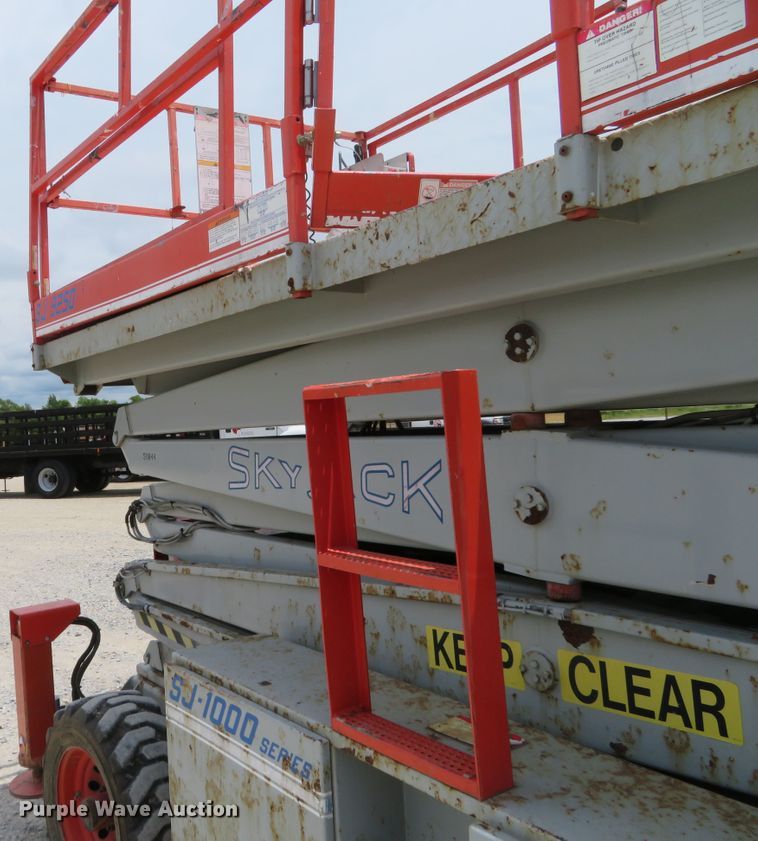 image for item DD7080 2000 Skyjack 9250 scissor lift