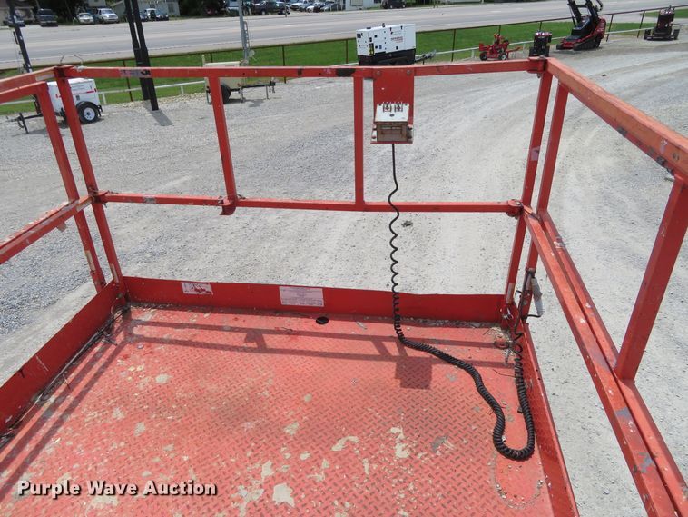 image for item DD7080 2000 Skyjack 9250 scissor lift