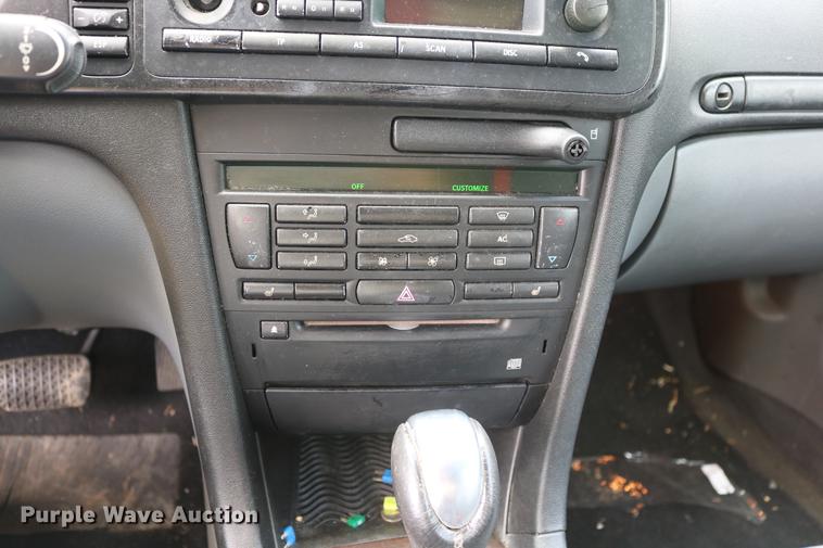 image for item DD8237 2004 Saab 9-3 convertible