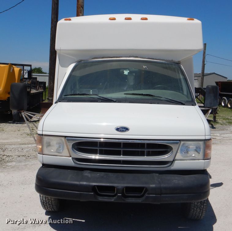 image for item DE3528 2000 Ford Econoline E450 shuttle bus