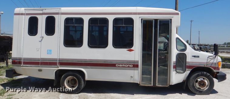 image for item DE3528 2000 Ford Econoline E450 shuttle bus