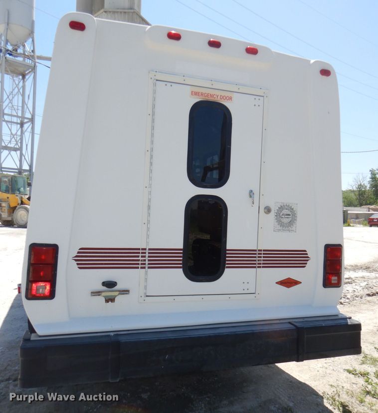 image for item DE3528 2000 Ford Econoline E450 shuttle bus