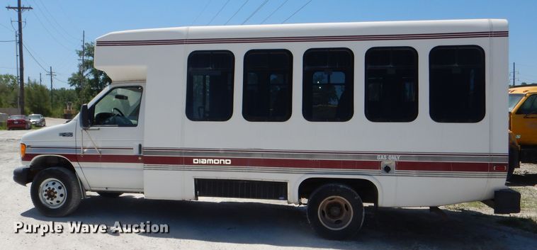 image for item DE3528 2000 Ford Econoline E450 shuttle bus