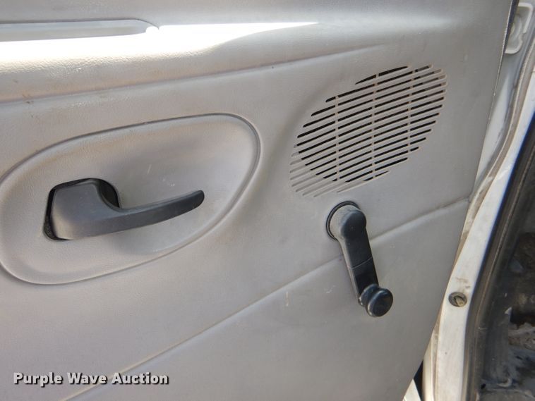 image for item DE3528 2000 Ford Econoline E450 shuttle bus