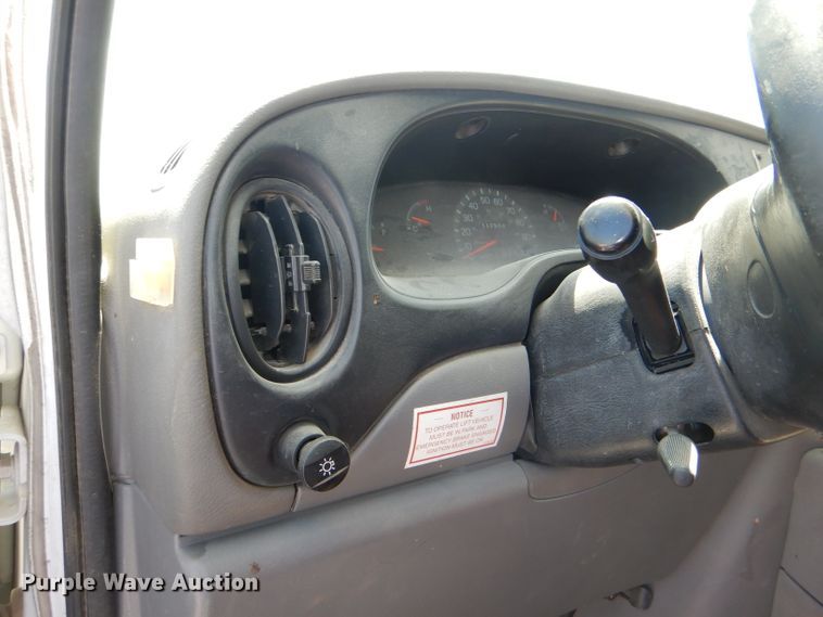 image for item DE3528 2000 Ford Econoline E450 shuttle bus